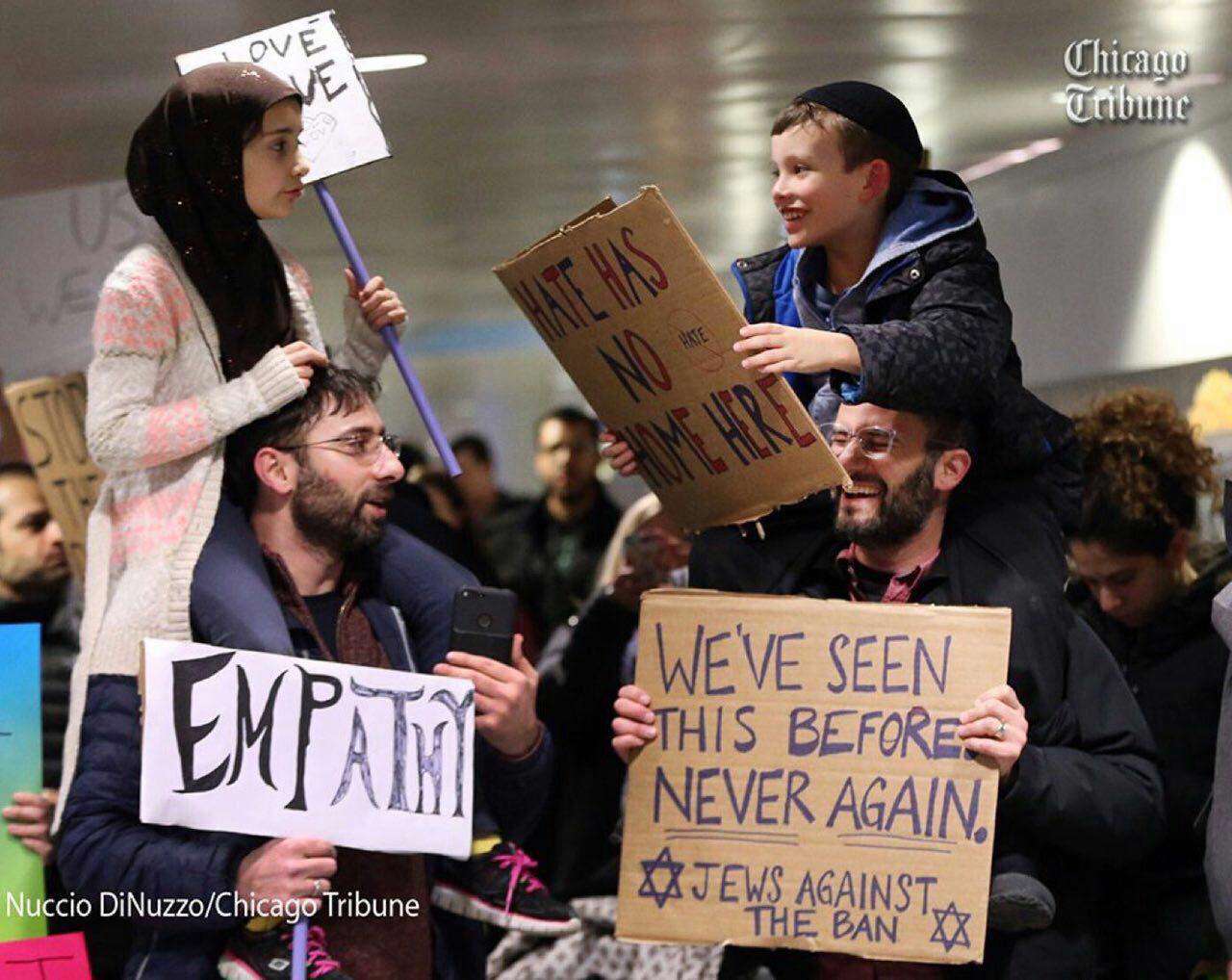 یک خانواده یهودی و مسلمان در فرودگاه های آمریکا  در حال اعتراض به ترامپ هستند